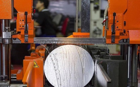 长洲立式金属带锯床切削出现跑带故障解决方法！